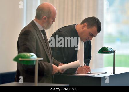 20131125 - GENT, BELGIO: Il responsabile del BBI-ISI Karel Anthonissen e dell'Avvocato Bruno Cardoen raffigurati durante il processo del commissario dell'UE Karel De Gucht accusato di frode fiscale, presso il Tribunale di primo grado di Gent, lunedì 25 novembre 2013. Il BBI-ISI, Special Tax Inspection, ha esaminato i conti bancari di De Gucht e di sua moglie come parte di un'indagine. Il BBI-ISI accusa De Gucht di non aver pagato imposte sugli utili delle azioni. FOTO DI BELGA DAVID STOCKMAN Foto Stock