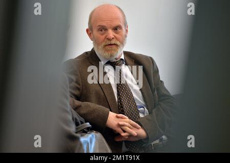 20131125 - GENT, BELGIO: Il direttore del BBI-ISI Karel Anthonissen raffigurato prima del processo contro il Commissario dell'UE Karel De Gucht accusato di frode fiscale, presso il Tribunale di primo grado di Gent, lunedì 25 novembre 2013. Il BBI-ISI, Special Tax Inspection, ha esaminato i conti bancari di De Gucht e di sua moglie come parte di un'indagine. Il BBI-ISI accusa De Gucht di non aver pagato imposte sugli utili delle azioni. FOTO DI BELGA DAVID STOCKMAN Foto Stock