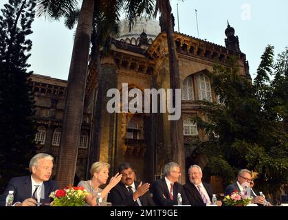 20131127 - MUMBAI, INDIA: Vice primo Ministro e Ministro degli esteri Didier Reynders, Principessa Astrid del Belgio, THIRU Vasan, Ministro del trasporto, Ministro fiammingo Kris Peeters, Presidente dell'autorità portuale di Anversa, Port Alderman, vice-sindaco della città di Anversa Marc Van Peel e Philip Heylen, Vice Sindaco di Anversa nella foto durante la cerimonia di apertura della mostra capolavori fiamminghi di Anversa al Chhatrapati Shivaji Maharaj Vastu Shangrahalaya (ex Museo del Principe di Galles) a Mumbai, India, mercoledì 27 novembre 2013, il terzo giorno di una missione economica di B. Foto Stock