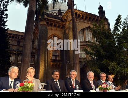 20131127 - MUMBAI, INDIA: Vice primo Ministro e Ministro degli esteri Didier Reynders, Principessa Astrid del Belgio, THIRU Vasan, Ministro del trasporto, Ministro fiammingo Kris Peeters, Presidente dell'autorità portuale di Anversa, Port Alderman, vice-sindaco della città di Anversa Marc Van Peel e Philip Heylen, Vice Sindaco di Anversa nella foto durante la cerimonia di apertura della mostra capolavori fiamminghi di Anversa al Chhatrapati Shivaji Maharaj Vastu Shangrahalaya (ex Museo del Principe di Galles) a Mumbai, India, mercoledì 27 novembre 2013, il terzo giorno di una missione economica di B. Foto Stock