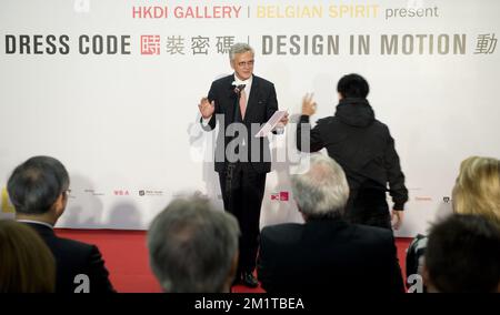 20131204 - HONG KONG, CINA: Il ministro fiammingo Kris Peeters ha pronunciato un discorso all'apertura delle mostre "Dress Code" e "Design in Motion" il secondo giorno di una missione economica in occasione della manifestazione "Hong Kong Business of Design Week (BoDW)" di Hong Kong, Regione amministrativa speciale della Repubblica popolare cinese, mercoledì 04 dicembre 2013. La regina Mathilde del Belgio è unita ai ministri delle diverse regioni per la missione. BELGA FOTO BENOIT DOPPAGNE Foto Stock