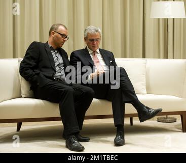 20131204 - HONG KONG, CINA: Il ministro fiammingo dell'Economia, della politica estera, dell'Agricoltura e della pesca Kris Peeters parla con Siegfried Verheijke, rappresentante DI Hong Kong FIT, il secondo giorno di una missione economica in occasione della manifestazione "Hong Kong Business of Design Week (BoDW)", a Hong Kong, Regione amministrativa speciale della Repubblica popolare cinese, mercoledì 04 dicembre 2013. La regina Mathilde del Belgio è unita ai ministri delle diverse regioni per la missione. BELGA FOTO BENOIT DOPPAGNE Foto Stock