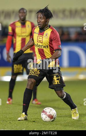 20131214 - MECHELEN, BELGIO: Antonio Ghomsi di Mechelen nella foto durante la partita della Jupiler Pro League tra KV Mechelen e Waasland-Beveren, a Mechelen, sabato 14 dicembre 2013, il giorno 19 del campionato di calcio belga. FOTO DI BELGA JASPER JACOBS Foto Stock