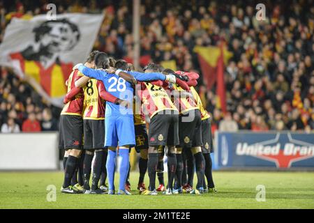 20131214 - MECHELEN, BELGIO: I giocatori di Mechelen sono raffigurati prima della partita della Jupiler Pro League tra KV Mechelen e Waasland-Beveren, a Mechelen, sabato 14 dicembre 2013, il giorno 19 del campionato di calcio belga. FOTO DI BELGA JASPER JACOBS Foto Stock