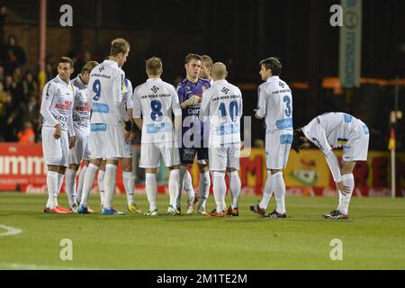 20131214 - MECHELEN, BELGIO: I giocatori di Waasland-Beveren sono raffigurati prima della partita della Jupiler Pro League tra KV Mechelen e Waasland-Beveren, a Mechelen, sabato 14 dicembre 2013, il giorno 19 del campionato di calcio belga. FOTO DI BELGA JASPER JACOBS Foto Stock