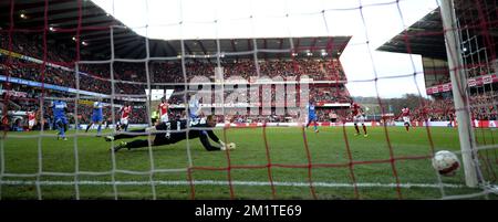 20131215 - LEUVEN, BELGIO: Il portiere di Genk Kristof Van Hout (davanti) raffigurato durante la partita di Jupiler Pro League tra Standard de Liege e KRC Genk, a Liegi, domenica 15 dicembre 2013, il diciannovesimo giorno del campionato di calcio belga. FOTO DI BELGA YORICK JANSENS Foto Stock