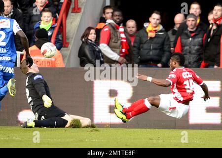 20131215 - LEUVEN, BELGIO: Il portiere di Genk Kristof Van Hout e Imoh Ezechiel di Standard combattono per la palla durante la partita di Jupiler Pro League tra Standard de Liege e KRC Genk, a Liegi, domenica 15 dicembre 2013, il diciannovesimo giorno del campionato di calcio belga. FOTO DI BELGA YORICK JANSENS Foto Stock