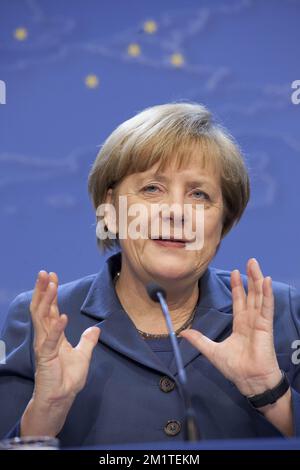 20131219 - BRUXELLES, BELGIO: La cancelliera tedesca Angela Merkel parla alla stampa dopo una riunione del consiglio europeo, il primo giorno del vertice UE dei capi di Stato e di governo, presso la sede dell'UE a Bruxelles, giovedì 19 dicembre 2013. BELGA FOTO BERNAL REVERT Foto Stock