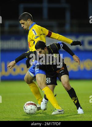 20131221 - BEVEREN, BELGIO: Karim Belhocine di Waasland-Beveren e Wanderson 'Wamberto' Maciel Sousa Campos di Lierse combattono per la palla durante la partita della Jupiler Pro League tra Waasland-Beveren e Lierse SK, a Beveren, sabato 21 dicembre 2013, il giorno 20 del campionato di calcio belga. FOTO DI BELGA JOHN THYS Foto Stock