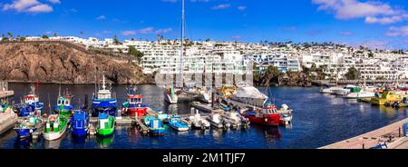 Luoghi di interesse e città dell'isola di Lanzarote. Porto vecchio di Puerto del Carmen. Porto con colorate barche da pesca e a vela. Isole Canarie di Spagna. Nove Foto Stock