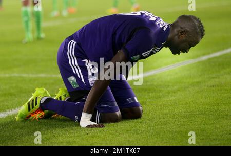 20140110 - ABU DHABI, EMIRATI ARABI UNITI: Il Cheikhou Kouyate di Anderlecht viene ferito durante una partita di calcio amichevole tra Anderlecht e il tedesco VfL Wolfsburg il quinto giorno del campo invernale della squadra di calcio belga di prima divisione RSCA Anderlecht ad Abu Dhabi, Emirati Arabi Uniti (Emirati Arabi Uniti), venerdì 10 gennaio 2014. BELGA PHOTO VIRGINIE LEFOUR Foto Stock