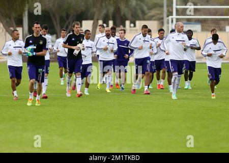 20140111 - ABU DHABI, EMIRATI ARABI UNITI: I giocatori di Anderlecht sono raffigurati durante una sessione di allenamento del sesto giorno del campo invernale della squadra belga di calcio di prima divisione RSCA Anderlecht ad Abu Dhabi, Emirati Arabi Uniti (Emirati Arabi Uniti), sabato 11 gennaio 2014. BELGA PHOTO VIRGINIE LEFOUR Foto Stock