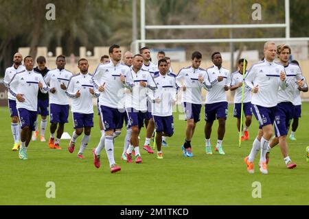 20140111 - ABU DHABI, EMIRATI ARABI UNITI: I giocatori di Anderlecht sono raffigurati durante una sessione di allenamento del sesto giorno del campo invernale della squadra belga di calcio di prima divisione RSCA Anderlecht ad Abu Dhabi, Emirati Arabi Uniti (Emirati Arabi Uniti), sabato 11 gennaio 2014. BELGA PHOTO VIRGINIE LEFOUR Foto Stock