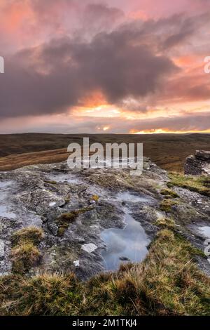 Fiery Sky su Cotherstone Moor visto da Goldsborough, Teesdale, County Durham, Regno Unito Foto Stock