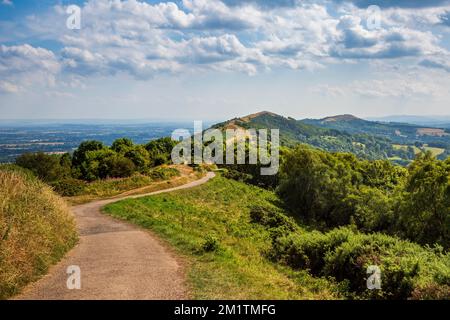 Sud lungo il sentiero che conduce al Wyche e la collina della perseveranza da Worcestershire Beacon nel Malvern, Worcestershire, Inghilterra Foto Stock