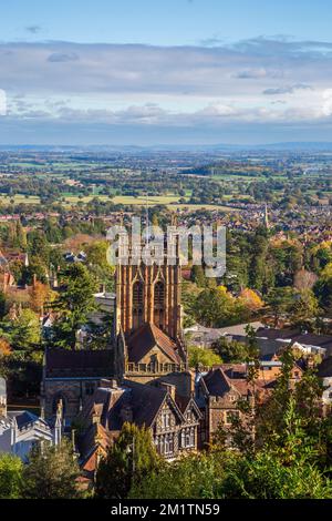 Malvern Priory a Great Malvern dai 99 gradini dei Rose Bank Gardens in autunno, Worcestershire, Inghilterra Foto Stock