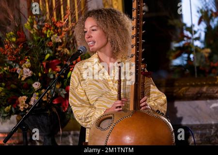 La cantante belga Lubiana ha raffigurato durante la cerimonia di premiazione della 2022 edizione del premio Belgodyssee per i giovani giornalisti, presso il Palazzo reale di Bruxelles, martedì 13 dicembre 2022. Il concorso è un'iniziativa del Fondo Principe Philippe, della VRT e della RTBF, in collaborazione con Metro e l'Avenir, e con il sostegno della Cancelleria del primo Ministro e della Brussels Airlines. FOTO DI BELGA LAURIE DIEFFEMBACQ Foto Stock