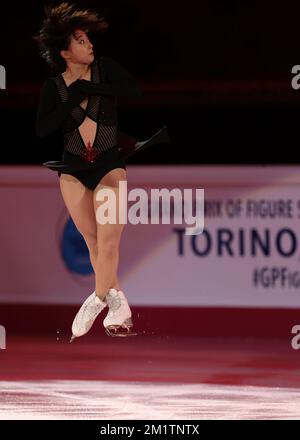 Torino, 11th dicembre 2022. Kaori Sakamoto del Giappone si esibisce durante il programma espositivo al Palavela di Torino. Data foto: 11th dicembre 2022. Il credito di foto dovrebbe essere: Jonathan Moskrop/Sportimage Foto Stock