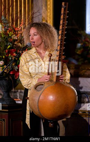 La cantante belga Lubiana ha raffigurato durante la cerimonia di premiazione della 2022 edizione del premio Belgodyssee per i giovani giornalisti, presso il Palazzo reale di Bruxelles, martedì 13 dicembre 2022. Il concorso è un'iniziativa del Fondo Principe Philippe, della VRT e della RTBF, in collaborazione con Metro e l'Avenir, e con il sostegno della Cancelleria del primo Ministro e della Brussels Airlines. FOTO DI BELGA LAURIE DIEFFEMBACQ Foto Stock