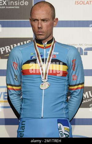 20140202 - HOOGERHEIDE, PAESI BASSI: Il nuovo campione belga Sven NYS è stato raffigurato sul podio dopo la gara maschile d'élite ai campionati mondiali di ciclocross UCI, domenica 02 febbraio 2014 a Hoogerheide, Paesi Bassi. FOTO DI BELGA DIRK WAEM Foto Stock