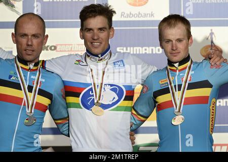 20140202 - HOOGERHEIDE, PAESI BASSI: Il campione belga Sven NYS, il ceco Zdenek Stybar e il belga Kevin Pauwels festeggiano sul podio dopo la gara d'élite maschile ai campionati mondiali di ciclocross UCI, domenica 02 febbraio 2014 a Hoogerheide, Paesi Bassi. FOTO DI BELGA DIRK WAEM Foto Stock