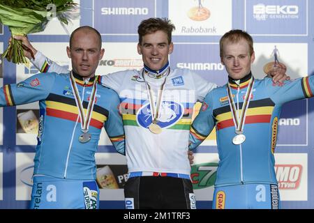 20140202 - HOOGERHEIDE, PAESI BASSI: Il nuovo campione belga Sven NYS, il ceco Zdenek Stybar e il belga Kevin Pauwels, raffigurati sul podio dopo la gara d'élite maschile ai campionati mondiali di ciclocross UCI, domenica 02 febbraio 2014 a Hoogerheide, Paesi Bassi. FOTO DI BELGA DIRK WAEM Foto Stock