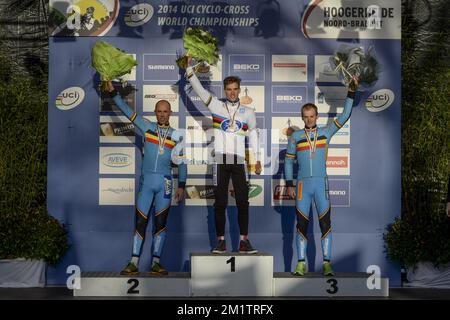20140202 - HOOGERHEIDE, PAESI BASSI: Il nuovo campione belga Sven NYS, il ceco Zdenek Stybar e il belga Kevin Pauwels, raffigurati sul podio dopo la gara d'élite maschile ai campionati mondiali di ciclocross UCI, domenica 02 febbraio 2014 a Hoogerheide, Paesi Bassi. FOTO DI BELGA DIRK WAEM Foto Stock