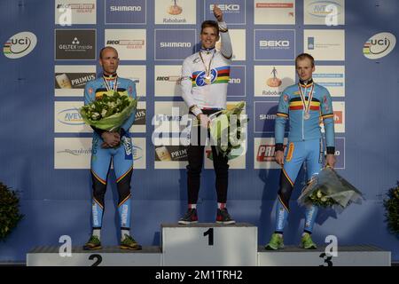 20140202 - HOOGERHEIDE, PAESI BASSI: Il nuovo campione belga Sven NYS, il ceco Zdenek Stybar e il belga Kevin Pauwels, raffigurati sul podio dopo la gara d'élite maschile ai campionati mondiali di ciclocross UCI, domenica 02 febbraio 2014 a Hoogerheide, Paesi Bassi. FOTO DI BELGA DIRK WAEM Foto Stock