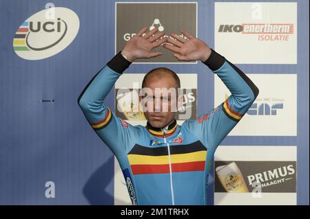 20140202 - HOOGERHEIDE, PAESI BASSI: Il nuovo campione belga Sven NYS è stato raffigurato sul podio dopo la gara maschile d'élite ai campionati mondiali di ciclocross UCI, domenica 02 febbraio 2014 a Hoogerheide, Paesi Bassi. FOTO DI BELGA DIRK WAEM Foto Stock