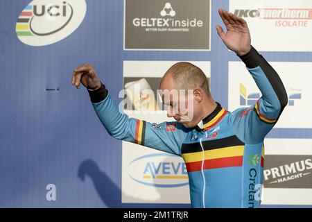 20140202 - HOOGERHEIDE, PAESI BASSI: Il nuovo campione belga Sven NYS è stato raffigurato sul podio dopo la gara maschile d'élite ai campionati mondiali di ciclocross UCI, domenica 02 febbraio 2014 a Hoogerheide, Paesi Bassi. FOTO DI BELGA DIRK WAEM Foto Stock