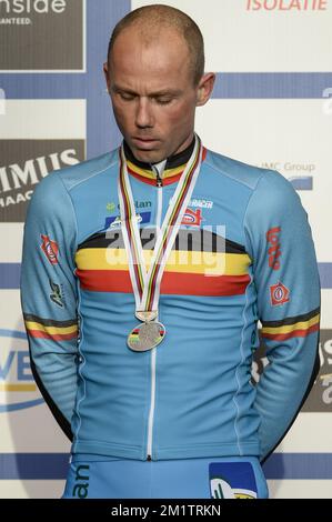 20140202 - HOOGERHEIDE, PAESI BASSI: Il nuovo campione belga Sven NYS è stato raffigurato sul podio dopo la gara maschile d'élite ai campionati mondiali di ciclocross UCI, domenica 02 febbraio 2014 a Hoogerheide, Paesi Bassi. FOTO DI BELGA DIRK WAEM Foto Stock