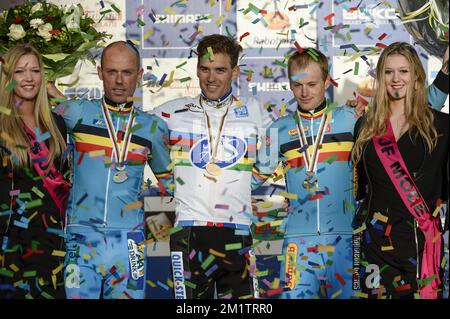 20140202 - HOOGERHEIDE, PAESI BASSI: Il nuovo campione belga Sven NYS, il ceco Zdenek Stybar e il belga Kevin Pauwels, raffigurati sul podio dopo la gara d'élite maschile ai campionati mondiali di ciclocross UCI, domenica 02 febbraio 2014 a Hoogerheide, Paesi Bassi. FOTO DI BELGA DIRK WAEM Foto Stock
