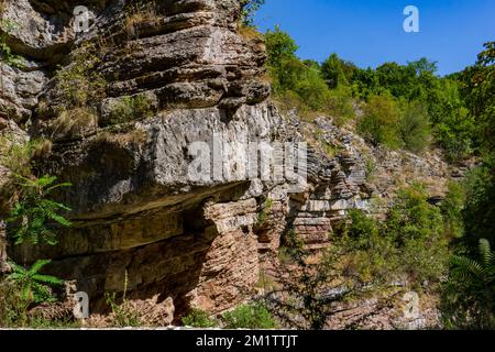 Ammira le formazioni geologiche della gola del fiume Boljetin nella Serbia orientale Foto Stock