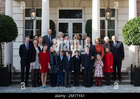 20140215 - BRUXELLES, BELGIO: L-R, prima fila, Principe Joachim, Principessa Luisa Maria, Principessa Laetia Maria, principessa Louise, gemella del principe Nicola e del principe Aymerico, principe Emmanuel, principe Gabriel, principessa Eleonore, principessa ereditaria Elisabetta, fila media, Principessa Maria Laura, Principessa Astrid del Belgio, Principe Amedeo, Elisabetta Rosboch von Wolkenstein, Re Filippo - Filip del Belgio, Regina Mathilde del Belgio, Regina Paola del Belgio, Re Alberto II del Belgio e fila posteriore, Principessa Claire del Belgio, Principe Lorenz del Belgio, non identificato, Contessa Lilia de Smecchia e Nobile Ettore Rosbo Foto Stock