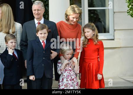 20140215 - BRUXELLES, BELGIO: Re Filippo - Filip del Belgio, la regina Matilde del Belgio e i loro figli, la principessa ereditaria Elisabetta (R), la principessa Eleonore (2nd R), il principe Gabriel (C) e il principe Emmanuel (L) visti dopo il quadro di famiglia all'ingaggio del principe belga Amedeo (nipote del re Alberto II) Con Elisabetta Rosboch von Wolkenstein, nella residenza Schonenberg (residenza dei genitori di Amedeo), a Bruxelles, sabato 15 febbraio 2014. Il principe Amedeo, 27 anni, e il giornalista italiano vivono a New York. FOTO DI BELGA FREDERIC SIERAKOWSKI Foto Stock