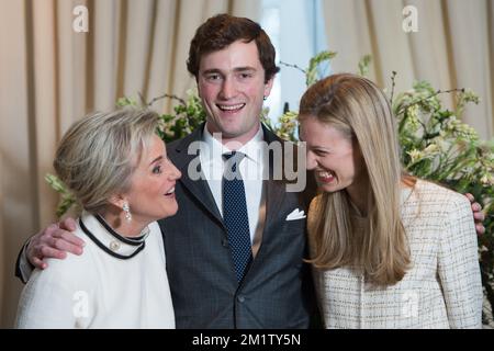 20140215 - BRUXELLES, BELGIO: La principessa Astrid del Belgio, il principe Amedeo e Elisabetta Rosboch von Wolkenstein, posano per fotografo il giorno dell'ingaggio del principe belga Amedeo (nipote del re Alberto II) con Elisabetta Rosboch von Wolkenstein, nella residenza Schonenberg (residenza dei genitori di Amedeo), a Bruxelles, sabato 15 febbraio 2014. Il principe Amedeo, 27 anni, e il giornalista italiano vivono a New York. FOTO DI BELGA FREDERIC SIERAKOWSKI Foto Stock