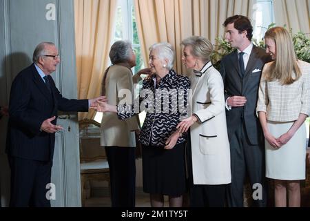 20140215 - BRUXELLES, BELGIO: Re Alberto II del Belgio cerca il suo posto accanto alla regina Paola del Belgio, alla principessa Astrid del Belgio e al principe Amedeo e alla fidanzata Elisabetta Rosboch von Wolkenstein per l'ingaggio del principe belga Amedeo (nipote del re Alberto II) con Elisabetta Rosboch von Wolkenstein, Nella residenza Schonenberg (residenza dei genitori di Amedeo), a Bruxelles, sabato 15 febbraio 2014. Il principe Amedeo, 27 anni, e il giornalista italiano vivono a New York. FOTO DI BELGA FREDERIC SIERAKOWSKI Foto Stock