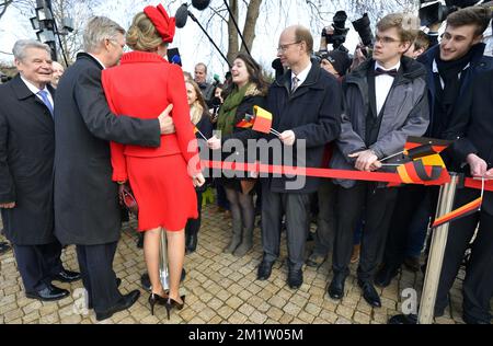 20140217 - BERLINO, GERMANIA: Il presidente tedesco Joachim Gauck, il re Filippo - Filip del Belgio e la regina Mathilde del Belgio, nella foto della visita ufficiale all'estero del nuovo re e regina belga, a Berlino, capitale della Germania, lunedì 17 febbraio 2014. BELGA FOTO BENOIT DOPPAGNE Foto Stock