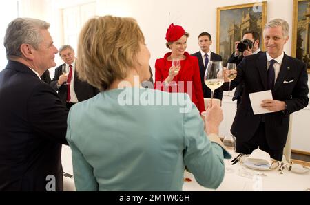 20140217 - BERLINO, GERMANIA: Il presidente tedesco Joachim Gauck, partner del presidente tedesco Joachim Gauck, Daniela Schadt, regina del Belgio Mathilde e re Filippo - Filip del Belgio nella foto della visita ufficiale all'estero del nuovo re e regina belga, a Berlino, capitale della Germania, lunedì 17 febbraio 2014. BELGA FOTO BENOIT DOPPAGNE Foto Stock