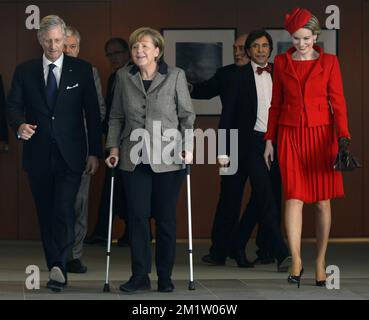 20140217 - BERLINO, GERMANIA: Re Philippe - Filip del Belgio, Vice primo Ministro e Ministro degli esteri Didier Reynders, Cancelliere tedesco Angela Merkel, primo Ministro Elio di Rupo e Regina Mathilde del Belgio, nella foto, durante la visita ufficiale all'estero del nuovo re e regina belga, a Berlino, capitale della Germania, Lunedì 17 febbraio 2014. BELGA FOTO BENOIT DOPPAGNE Foto Stock