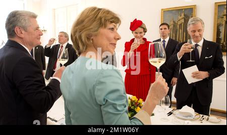 20140217 - BERLINO, GERMANIA: Il presidente tedesco Joachim Gauck, partner del presidente tedesco Joachim Gauck, Daniela Schadt, regina del Belgio Mathilde e re Filippo - Filip del Belgio nella foto della visita ufficiale all'estero del nuovo re e regina belga, a Berlino, capitale della Germania, lunedì 17 febbraio 2014. BELGA FOTO BENOIT DOPPAGNE Foto Stock