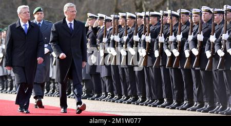 20140217 - BERLINO, GERMANIA: Il presidente tedesco Joachim Gauck e il re Filippo - Filip del Belgio nella foto, durante la visita ufficiale all'estero del nuovo re e regina belga, a Berlino, capitale della Germania, lunedì 17 febbraio 2014. BELGA FOTO BENOIT DOPPAGNE Foto Stock