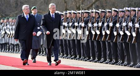 20140217 - BERLINO, GERMANIA: Il presidente tedesco Joachim Gauck e il re Filippo - Filip del Belgio nella foto, durante la visita ufficiale all'estero del nuovo re e regina belga, a Berlino, capitale della Germania, lunedì 17 febbraio 2014. BELGA FOTO BENOIT DOPPAGNE Foto Stock