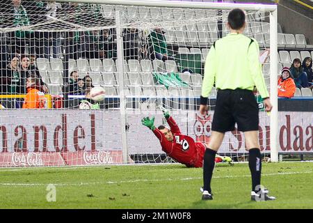 20140222 - BRUGGE, BELGIO: Joris delle, portiere di Cercle, non può prendere la palla durante la partita di Jupiler Pro League tra Cercle Brugge e KV Mechelen, a Brugge, sabato 22 febbraio 2014, il giorno 27 del campionato di calcio belga. FOTO DI BELGA BRUNO FAHY Foto Stock