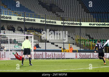 20140222 - BRUGGE, BELGIO: Joris delle, portiere di Cercle, non può prendere la palla durante la partita di Jupiler Pro League tra Cercle Brugge e KV Mechelen, a Brugge, sabato 22 febbraio 2014, il giorno 27 del campionato di calcio belga. FOTO DI BELGA BRUNO FAHY Foto Stock