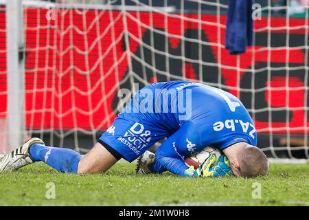 20140222 - BRUGGE, BELGIO: Il portiere di Mechelen Wouter Biebauw ha mostrato la foto durante la partita della Jupiler Pro League tra Cercle Brugge e KV Mechelen, a Brugge, sabato 22 febbraio 2014, il giorno 27 del campionato di calcio belga. FOTO DI BELGA BRUNO FAHY Foto Stock