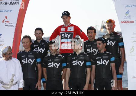 20140222 - JABAL al AKHDAR, OMAN: Inglese Chris Froome del Team Sky, italiano Dario Cataldo del Team Sky, colombiano Sergio Henao del Team Sky, spagnolo David Lopez del Team Sky, spagnolo Mikel Nieve del Team Sky, L'americano Danny Pate del Team Sky e il bielorusso Kanstantsin Siutsou del Team Sky hanno mostrato la quinta tappa del Tour di Oman 2014, da Bidbid a Jabal al Akhdar, Oman, sabato 22 febbraio 2014. La quinta edizione dell'Oman Tour 2014 si tiene dal 18th febbraio al 22nd febbraio. FOTO DI BELGA YUZURU SUNADA Foto Stock