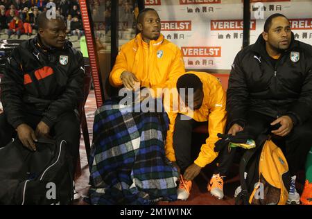 Didier Drogba della Costa d'Avorio siede sulla panchina con una coperta durante una amichevole partita di calcio tra la nazionale belga dei Red Devils e la Costa d'Avorio, mercoledì 05 marzo 2014 a Bruxelles. Foto Stock