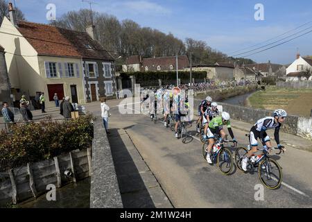 20140311 - MAGNY-COURS, FRANCIA: L'illustrazione mostra il pacco di ciclisti durante la terza tappa della 72nd edizione della gara ciclistica Parigi-Nizza, 180km da Toucy al circuito de Nevers Magny-Cours, martedì 11 marzo 2014. Foto Stock