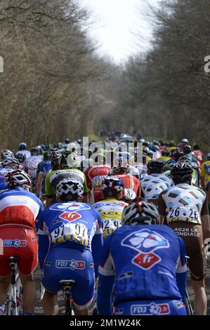 20140311 - MAGNY-COURS, FRANCIA: L'illustrazione mostra il pacco di ciclisti durante la terza tappa della 72nd edizione della gara ciclistica Parigi-Nizza, 180km da Toucy al circuito de Nevers Magny-Cours, martedì 11 marzo 2014. Foto Stock